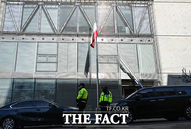 경찰이 미국과 이스라엘의 이란 공습으로 유가 상승 우려가 커지자 석유사업법 위반 사범 단속을 강화하고 대사관 등 관련 시설 경비도 강화했다. 사진은 지난 3일 오후 서울 용산구 주한 이란이슬람공화국 대사관일대 모습. /박헌우 기자