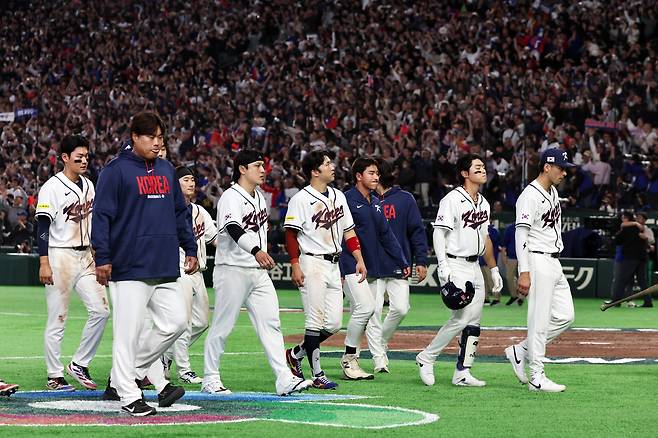 8일 일본 도쿄돔에서 열린 2026 월드베이스볼클래식 조별리그 C조 대한민국과 대만의 경기. 연장 접전 끝에 대만에 5대 4로 패배한 한국 선수들이 아쉬워하고 있다. /뉴스1