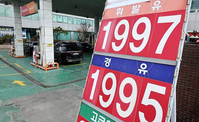 호르무즈 해협 봉쇄 여파로 국제유가가 배럴당 100달러 넘어선 9일 서울 시내 한 주유소에 휘발유·경유 가격이 표시되어 있다./뉴스1
