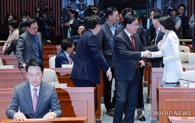 국민의힘 송언석 원내대표가 9일 국회에서 열린 의원총회에 참석하며 배현진 의원과 인사하고 있다. 왼쪽 앞에는 장동혁 대표가 의원총회에 참석해 있다. 연합뉴스