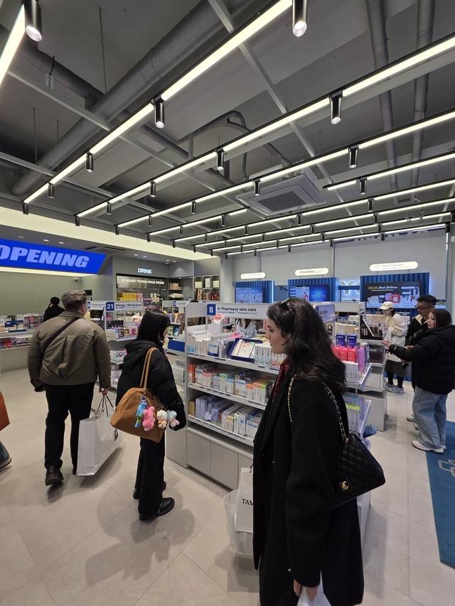 성수레디영약국에서 외국인 고객들이 제품을 둘러보고 있다. 사진= 김수연기자 newsnews@