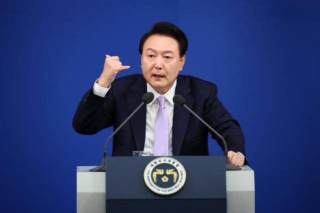 윤석열 전 대통령이 서울 용산 대통령실 청사 브리핑실에서 대국민 담화 및 기자회견 중 명태균씨와의 전화통화에 대해 설명하고 있다. 왕태석 선임기자