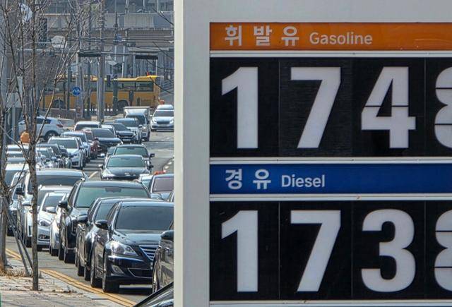 9일 충남 천안시의 한 주유소 앞 도로에 순서를 기다리는 차량들이 300m 이상 길게 줄을 서 있다. 이 주유소에는 L당 1,700원대인 휘발유와 경유가 가격표가 붙어 있다. 뉴스1