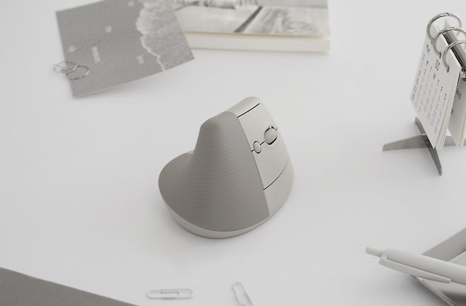 ▲ 로지텍 리프트 버티컬 마우스의 새로운 색상, 웜그레이 컬러. 색깔이 정말 내 스타일이다