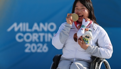 ▲ 8일(현지시간) 이탈리아 테세로 크로스컨트리 스타디움에서 열린 2026 밀라노·코르티나 동계 패럴림픽 파라 바이애슬론 여자 스프린트 좌식 12.5㎞ 시상식에서 한국 김윤지가 금메달을 목에 걸고 기뻐하고 있다. 연합뉴스