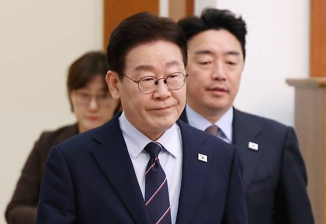 이재명 대통령이 6일 청와대에서 열린 수석보좌관회의에 입장하고 있다. 연합뉴스