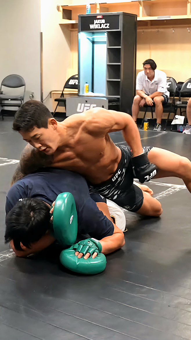 ‘좀비 주니어’ 유주상이 2025년 10월 미국 네바다주 패러다이스의 티모바일 아레나 UFC320 계약 체중 69.4㎏ Preliminary card 제3경기를 위해 몸을 풀고 있다. 사진=TKO