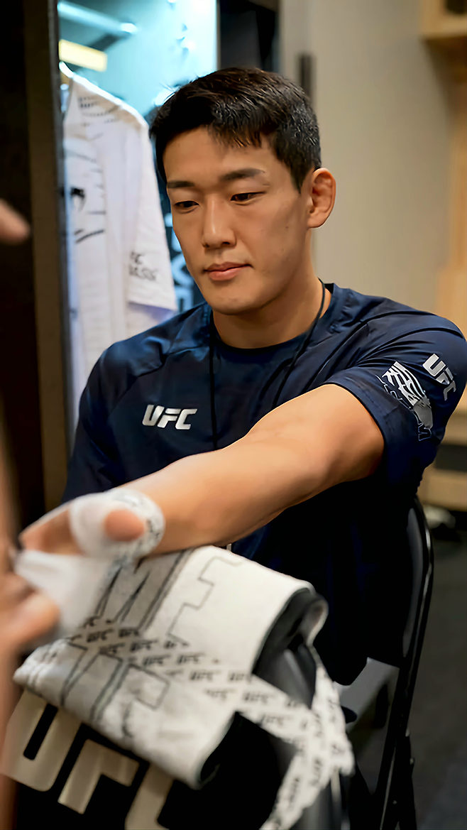 ‘좀비 주니어’ 유주상이 2025년 10월 미국 네바다주 패러다이스의 티모바일 아레나에서 UFC320 계약 체중 69.4㎏ Preliminary card 제3경기를 준비하고 있다. 사진=TKO