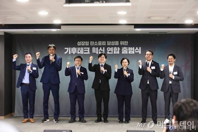 한성숙(오른쪽 세번째) 중소벤처기업부 장관과 김성환(오른쪽 다섯번째) 기후에너지환경부 장관이 지난 4일 서울 공덕동 프론트원에서 열린 '기후테크 혁신 연합 출범식'에서 참석자들과 기념 촬영을 하고 있다. 이날 두 장관은 기후테크 스타트업들과 수시로 소통하며 의견을 반영해 육성 정책을 만들기로 약속했다. /사진=중소벤처기업부