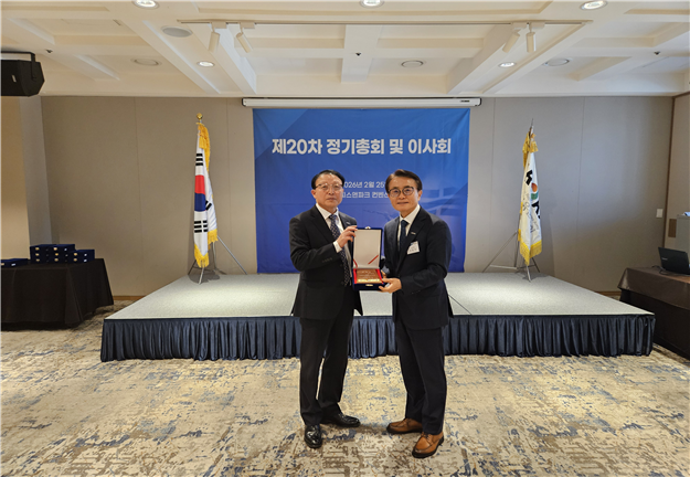 지난 2월 25일 제20주차 정기총회 및 이사회에서 엄기학(왼쪽) 육군협회장이 박종진(오른쪽) 예비역 대장에게 육군협회 부회장 임명장을 수여하고 있다. 3군사령관 출신 엄 회장은 육군협회 첫 비 육군참모총장 출신 협회장, 1군사령관 출신 박종진 부회장은 첫 3사 출신 부회장이다. 육군협회 제공