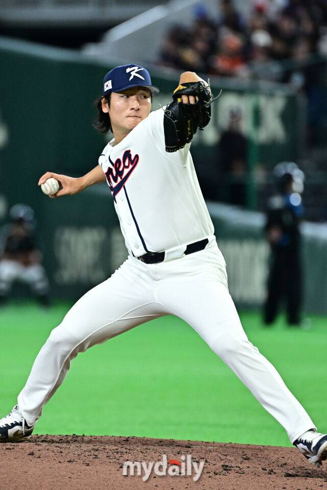 8일 일본 도쿄돔에서 열린 2026 월드 베이스볼 클래식(WBC) 조별리그 한국-대만 경기. 곽빈이 4회초 마운드에 올라 힘차게 투구하고 있다./도쿄(일본)=한혁승 기자