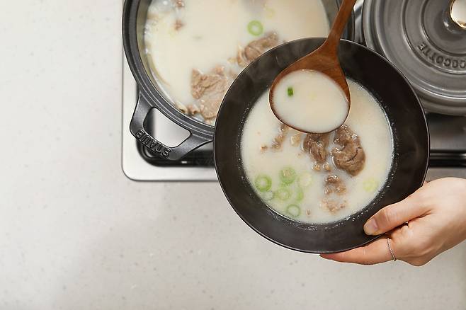 사골 곰국 1컵(약 240ml)에는 10~15㎎ 정도의 칼슘이 함유돼 있다. 이는 성인의 하루 권장 칼슘 섭취량 700~1000mg과 비교하면 1~2%정도에 그치는 수준이다. 클립아트코리아 제공