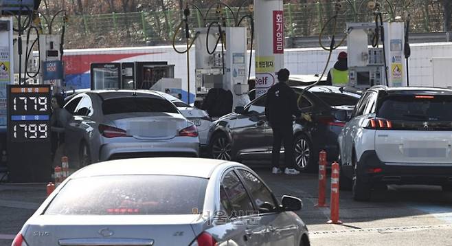 중동 사태의 여파로 국내 휘발유와 경유 가격이 상승하고 있는 가운데 8일 서울 서초구 경부고속도로 부산 방향 만남의광장 휴게소로 차량이 몰려들고 있다. 이지훈 기자