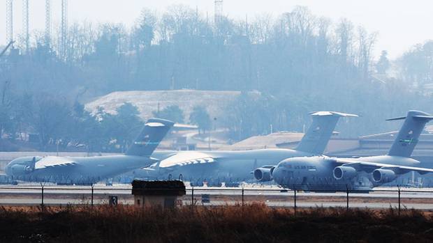 지난 6일 경기도 평택시 주한미공군 오산기지에 C-5와 C-17 등 미 공군의 대형 전략수송기들이 대기하고 있다. 연합뉴스