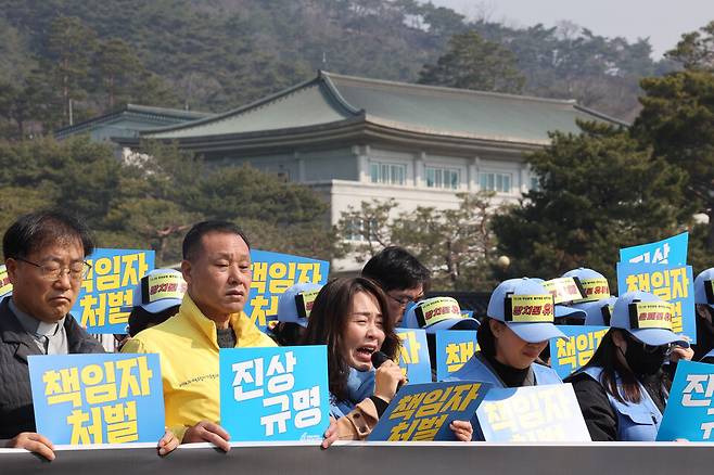 12·29 무안국제공항 제주항공 여객기 참사 유가족들이 9일 서울 청와대 사랑채 앞에서 초기 수습 실패와 국가 책임 규탄 기자회견을 진행하고 있다. ⓒ연합뉴스