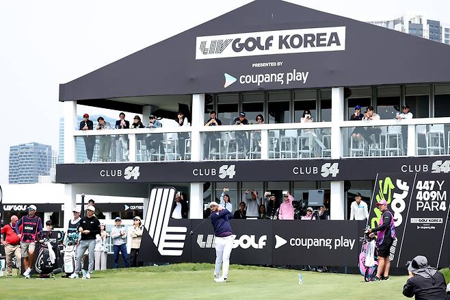 존 람이 지난해 5월 2일 인천 잭니클라우스 골프클럽 코리아에서 열린 LIV 골프 한국 대회 1라운드 도중 10번 홀에서 티샷을 하고 있다. 게티이미지코리아