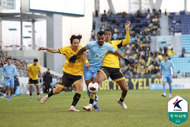 대구FC의 세라핌(가운데)이 지난 7일 대구IM뱅크파크에서 열린 K리그2 전남 드래곤즈와 2라운드에서 상대 수비들과 볼을 다투고 있다. 프로축구연맹 제공