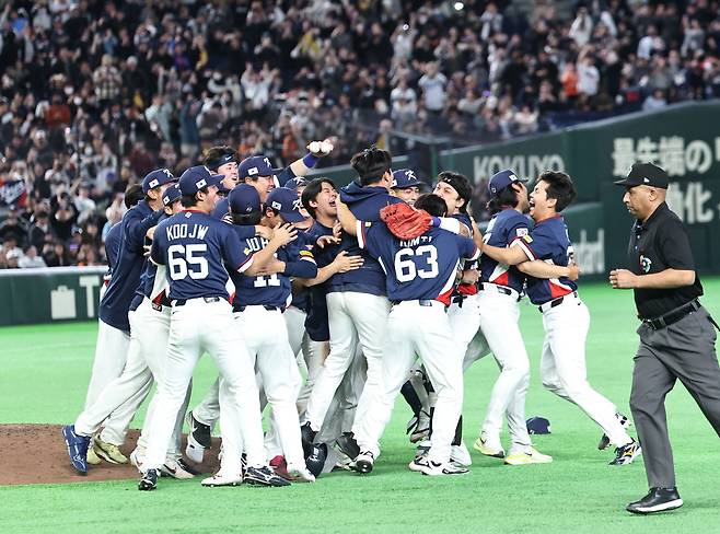 9일 일본 도쿄돔에서 열린 2026 월드베이스볼클래식(WBC) C조 조별리그 최종전 대한민국과 호주의 경기. 호주를 꺾고 8강 진출을 확정한 한국 대표팀이 기뻐하고 있다. 연합뉴스