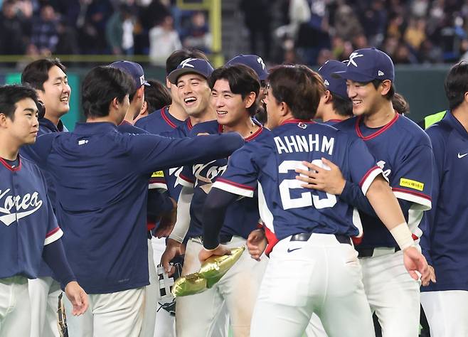 9일 일본 도쿄돔에서 열린 2026 월드베이스볼클래식(WBC) C조 조별리그 최종전 대한민국과 호주의 경기. 호주를 꺾고 8강 진출을 확정한 한국 선수들이 기뻐하고 있다. 연합뉴스