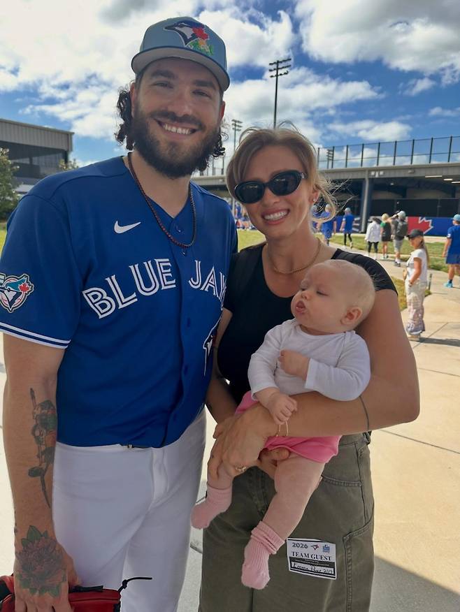 폰세(왼쪽)가 훈련장을 찾은 아내, 자녀와 함께 미소를 지으며 포즈를 사진을 촬영하고 있다. /사진=코디 폰세 SNS