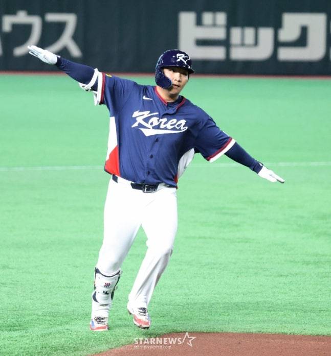 홈런을 치고 세리머니를 하고 있는 문보경. /사진=강영조 선임기자