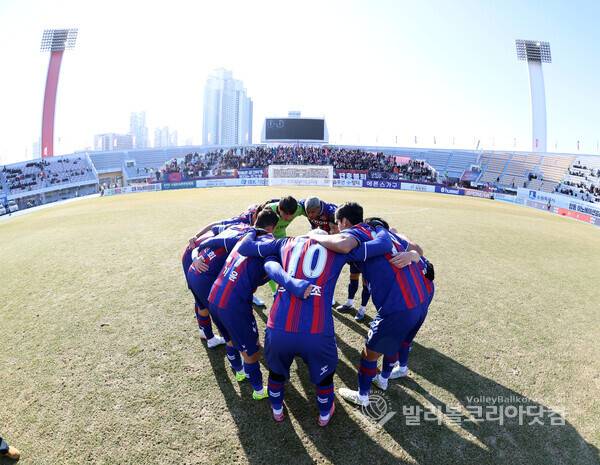 수원FC·용인FC 만여명의 응원 물결들 어디로 갔나...사진은 K리그2 수원FC 홈 개막전에서 경기에 앞서 선수들이 결의을 다지며 화이팅을 하는 모습.2026.03.07.(사진=김경수 기자)