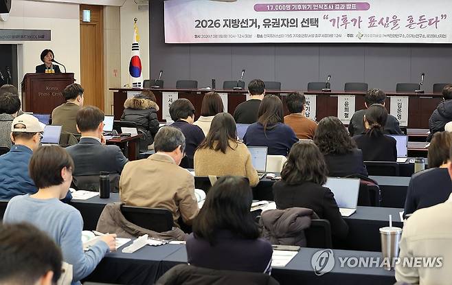 기후정치바람, 1만7천 명 기후위기 인식조사 결과 발표 (서울=연합뉴스) 이재희 기자 = 9일 서울 중구 프레스센터에서 열린 '1만7천 명 기후위기 인식조사 결과' 발표 토론회에서 서복경 더가능연구소 대표가 발제를 하고 있다. 2026.3.9 scape@yna.co.kr