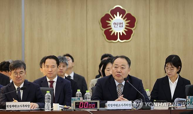 답하는 손인혁 헌법재판소 사무처장 (서울=연합뉴스) 박동주 기자 = 손인혁 헌법재판소 사무처장이 17일 서울 종로구 헌법재판소에서 열린 헌법재판소 등에 대한 법제사법위원회 국정감사에서 의원질의에 답하고 있다. 2025.10.17 pdj6635@yna.co.kr