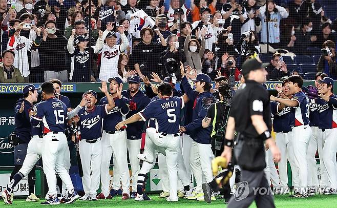 한국 안현민 '좋았어!' (도쿄=연합뉴스) 김인철 기자 = 9일 일본 도쿄돔에서 열린 2026 WBC 조별리그 C조 4차전 대한민국과 호주의 경기. 9회초 1사 1, 3루 한국 안현민이 중견수 희생플라이를 날린 뒤 동료 선수들과 기뻐하고 있다. 2026.3.9 yatoya@yna.co.kr