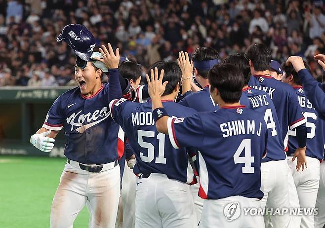 한국은 지금 축제 (도쿄=연합뉴스) 임화영 기자 = 9일 일본 도쿄돔에서 열린 2026 월드베이스볼클래식(WBC) C조 조별리그 최종전 대한민국과 호주의 경기.
9회초 1사 3루 한국 안현민이 희생 플라이 아웃으로 3루 주자 박해민이 홈인하자 동료들과 기뻐하고 있다. 2026.3.9 hwayoung7@yna.co.kr