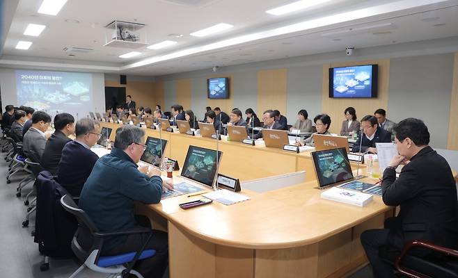 용인시가 9일 영상회의실에서 용인 비전 2040 미래도시 발전 전략 최종보고회를 갖고 있다. <용인시 제공>