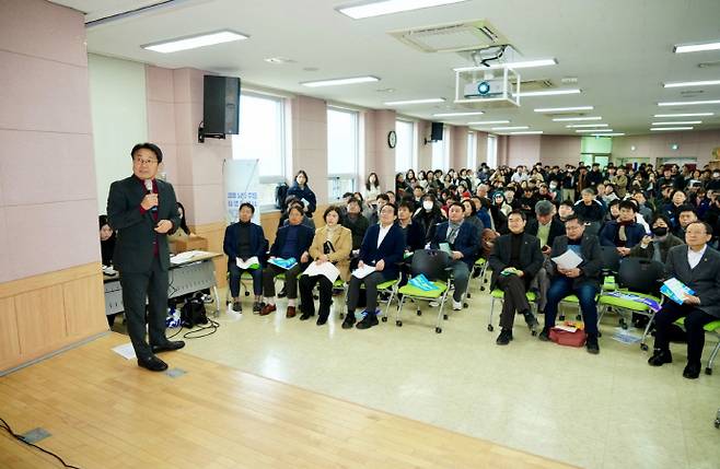강기정 광주광역시장이 23일 (재)광주기후에너지진흥원 다목적실에서 열린 '광주·전남 행정통합 환경분야 시민공청회'에 참석해 기후위기 시대에 광주전남 통합이 나아가야 할 환경정책 방향을 환경 단체·기관·활동가 등과 공유하고 있다./광주시 제공