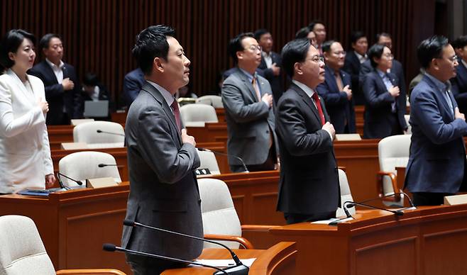 ▲ 장동혁 대표와 송언석 원내대표를 비롯한 국민의힘 의원들이 9일 국회에서 열린 긴급 의원총회에서 국기에 경례하고 있다. 연합뉴스