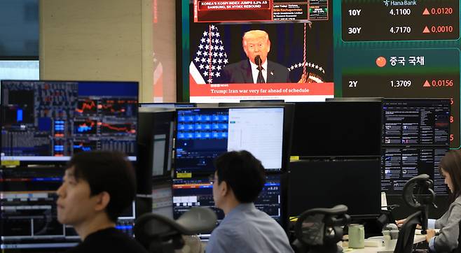 ▲10일 서울 중구 하나은행 본점 딜링룸에 국제 뉴스가 표시되고 있다.