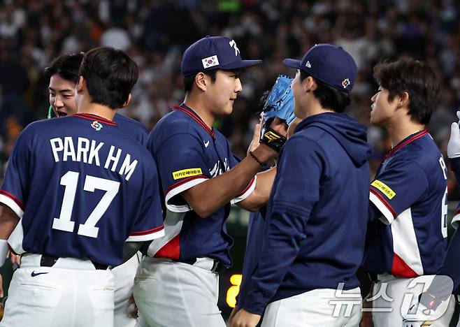 9일 일본 도쿄돔에서 열린 2026 월드베이스볼클래식 조별리그 C조 대한민국과 호주의 경기. 대한민국 선발투수 손주영이 1회 무실점으로 이닝을 마친 뒤 더그아웃으로 들어서고 있다. 2026.3.9 ⓒ 뉴스1 구윤성 기자