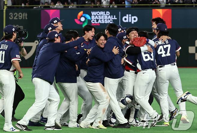 9일 일본 도쿄돔에서 열린 2026 월드베이스볼클래식(WBC) 조별리그 C조 대한민국과 호주의 경기, 7-2 승리로 8강 진출을 확정지은 대한민국 선수들이 환호하고 있다. 2026.3.9 ⓒ 뉴스1 구윤성 기자