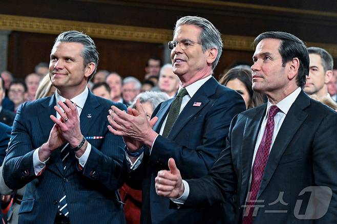 피트 헤그세스 국방장관(왼쪽)과 스콧 베선트 재무장관이 24일(현지시간) 워싱턴 DC 미국 국회의사당 하원 회의장에서 열린 도널드 트럼프 미국 대통령의 2기 첫 국정연설에서 마코 루비오 국무장관(오른쪽)에게 박수치고 있다. 2026.02.24. ⓒ 로이터=뉴스1