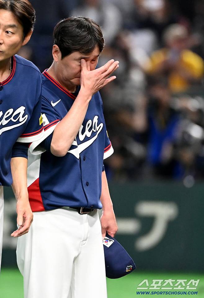 9일 일본 도쿄돔에서 열린 WBC(월드베이스볼클래식) 한국과 호주의 경기, 한국이 승리하며 8강행을 확정했다. 눈물을 닦아내는 류지현 감독. 도쿄(일본)=허상욱 기자wook@sportschosun.com/2026.03.09/