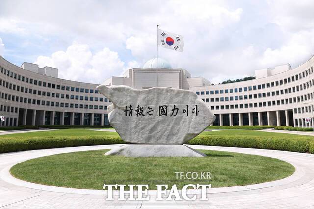 국가정보원은 '중동 상황'과 관련해 외국발 허위조작정보 대응에 나섰다. 국정원은 "외국발 가짜 정보가 국가안보를 저해하고 국민 경제에도 악영향을 미칠 수 있으므로 국민들이 외국발 허위 정보를 발견할 경우 적극 신고해 줄 것"을 당부했다. /국가정보원