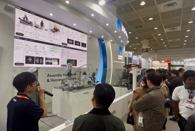 송준봉 빅웨이브로보틱스 CTO가 전시 현장에서 솔링크 대시보드 기반 공정 모니터링 시연과 휴머노이드 연구·교육 지원 서비스 '이지케어' 솔루션을 소개하고 있다. (사진=빅웨이브로보틱스)