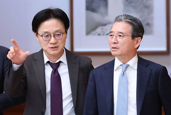 김용범 정책실장과 김정관 산업통상부 장관이 9일 청와대에서 열린 이재명 대통령 주재 중동상황 관련 비상경제점검회의에서 대화하고 있다. 연합뉴스