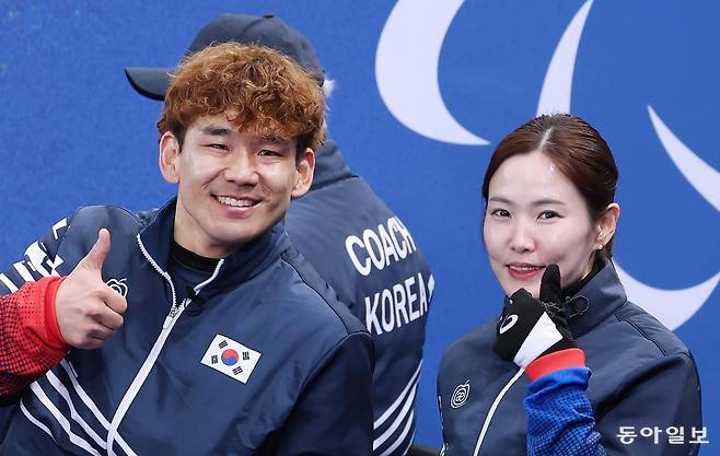 휠체어컬링 믹스더블 세계 1위 한국의 백혜진(오른쪽)-이용석 조가 9일 이탈리아 코르티나 컬링 올림픽 스타디움에서 끝난 2026 밀라노-코르티나담페초 겨울패럴림픽(장애인올림픽) 4강 진출을 확정지은 뒤 카메라 앞에 섰다. 2010년 밴쿠버 대회 이후 16년 만에 메달 도전에 나선 한국은 4강전에서 미국과 결승 티켓을 놓고 맞붙는다. 대한장애인체육회 제공