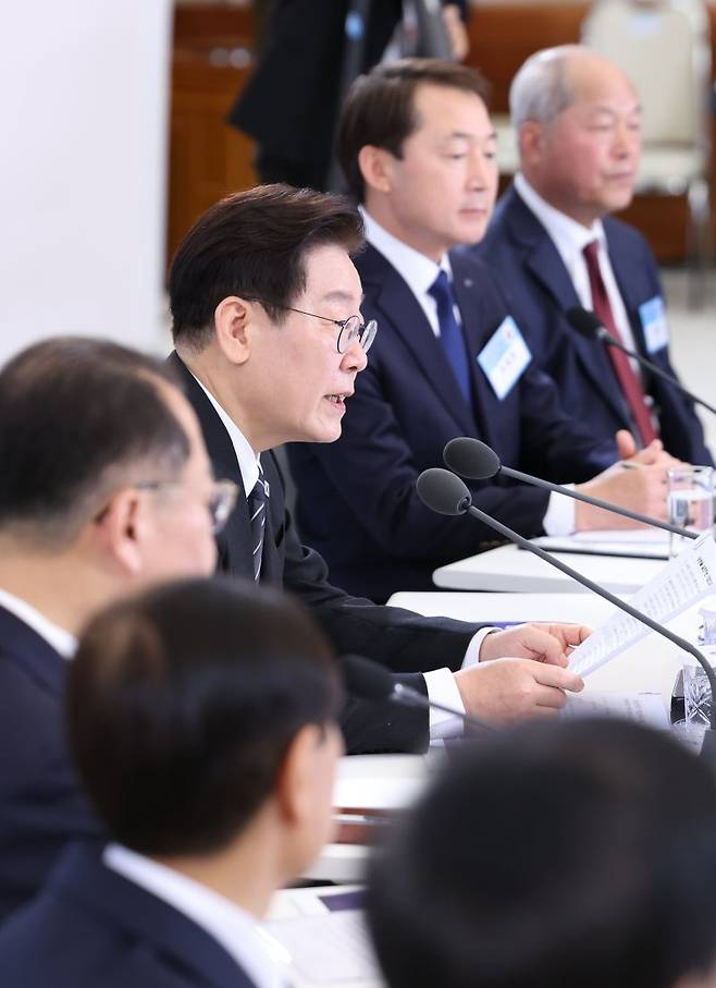 李대통령 "대-중기 상생은 시혜가 아닌 투자" 이재명 대통령이 10일 청와대 본관에서 열린 '상생을 실천하는 기업인과의 대화' 행사에 참석, 발언하고 있다. 이 대통령은 이날 대기업과 중소기업 간 상생을 두고 "시혜가 아닌 투자"라고 말했다. 연합뉴스