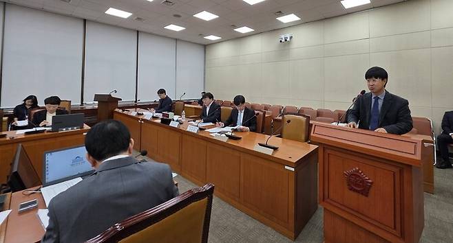 안기종 한국환자단체연합회 대표(맨 오른쪽)가 10일 서울 여의도 국회에서 열린 환자기본법안 등에 대한 공청회에서 진술하고 있다. 허윤희 기자