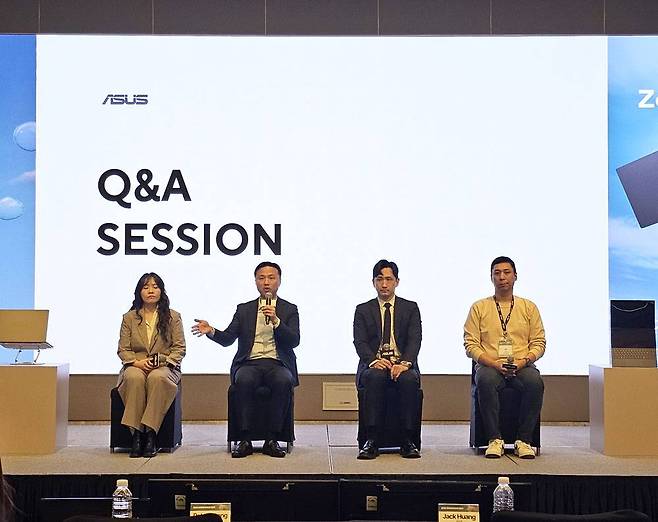 취재진의 질문에 답하는 (왼쪽부터) 에이수스의 애니 리 매니저, 피터창 아시아태평양 총괄 지사장, 잭 황 한국 지사장, 그리고 임준우 퀄컴코리아 부사장 / 출처=IT동아
