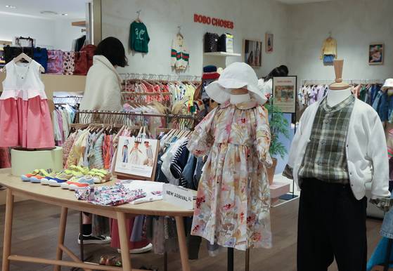 서울 서초구 신세계백화점의 한 아동복 매장에 제품이 진열돼있다. 연합뉴스