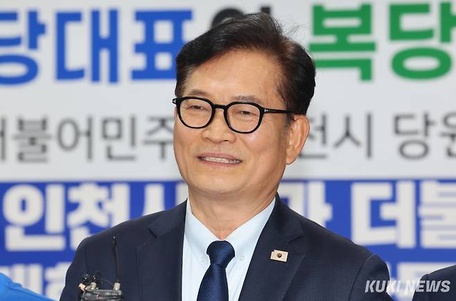 송영길 더불어민주당 전 당 대표가 지난달 20일 인천 남동구 인천시당을 찾아 고남석 시당위원장에게 복당 신청서를 제출한 뒤 소감을 밝히고 있다. 연합뉴스