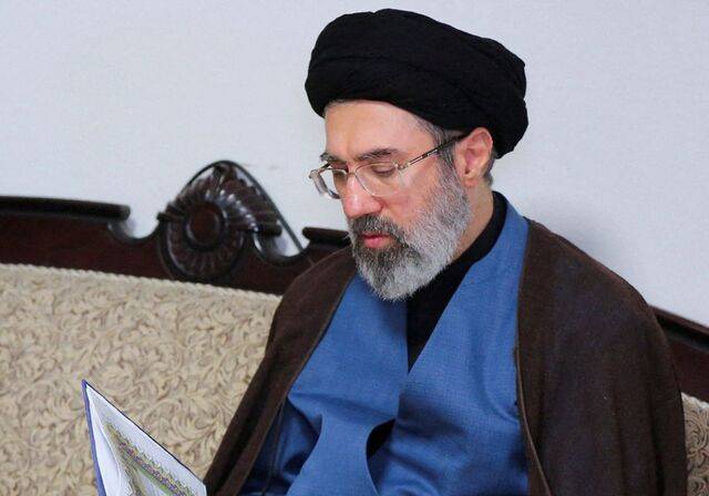 이란의 새 최고지도자로 선출된 모즈타바 하메네이가 지난 2024년 10월 수도 테헤란의 헤즈볼라 시설을 방문한 모습. 연합뉴스