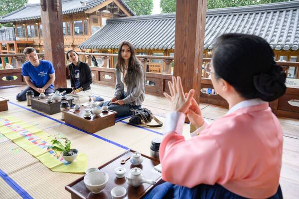 지난해 수원화성문화제에 참가한 외국인 관광객들이 다과 프로그램에 참여하고 있다. 수원시 제공