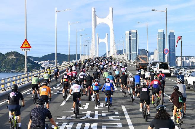 부산시가 지난해 9월 처음으로 개최한 세븐브릿지 투어. 부산을 대표하는 4개 해상 교량, 2개 지하차도, 한 개의 터널을 연결해 자전거로 완주하는 비경쟁형 행사로 국내외에서 3000여 명이 참가했다. 부산시